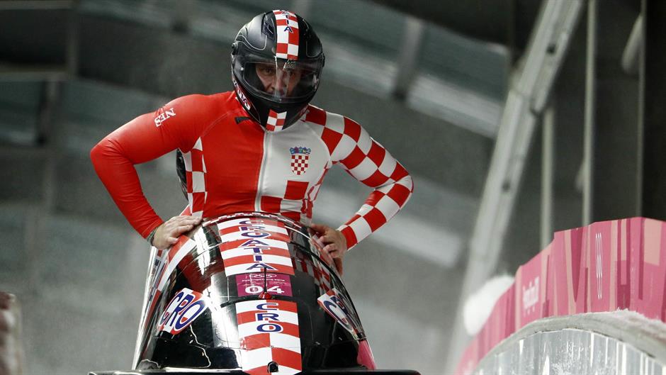 2018-02-19T122452Z_821380590_DEVEE2J0YHFVM_RTRMADP_3_OLYMPICS-2018-BOBS-2