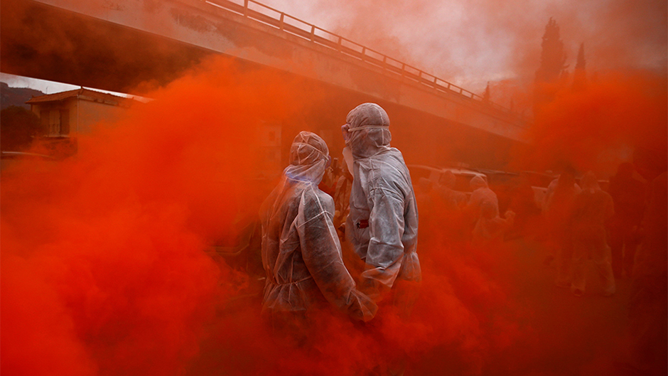 2018-02-19T153912Z_126746608_RC18C1098B80_RTRMADP_3_GREECE-CARNIVAL-FLOUR-WAR 11