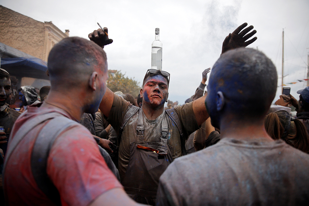 2018-02-19T153927Z_336662372_RC171223EF60_RTRMADP_3_GREECE-CARNIVAL-FLOUR-WAR