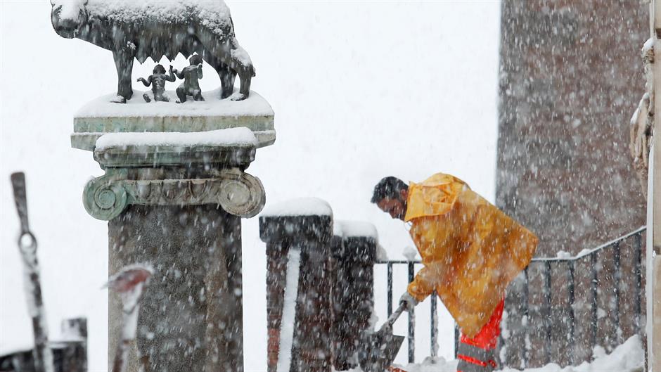 2018-02-26T121421Z_906272707_RC141FDA58E0_RTRMADP_3_EUROPE-WEATHER-ITALY