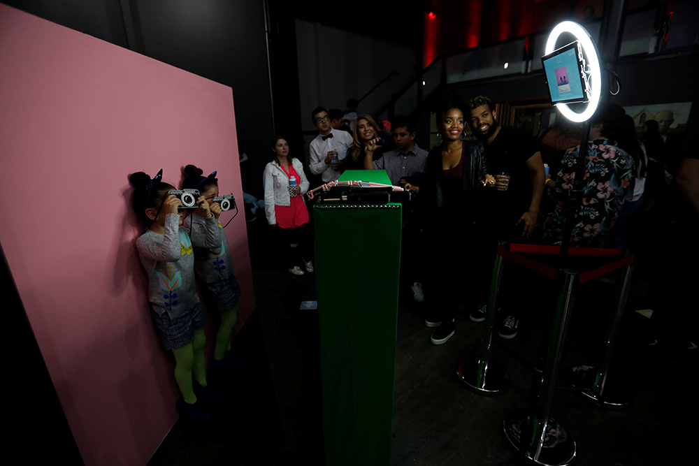 2018-03-30T064828Z_1861860630_RC180E3F7B60_RTRMADP_3_MUSEUM-SELFIES-PREVIEW