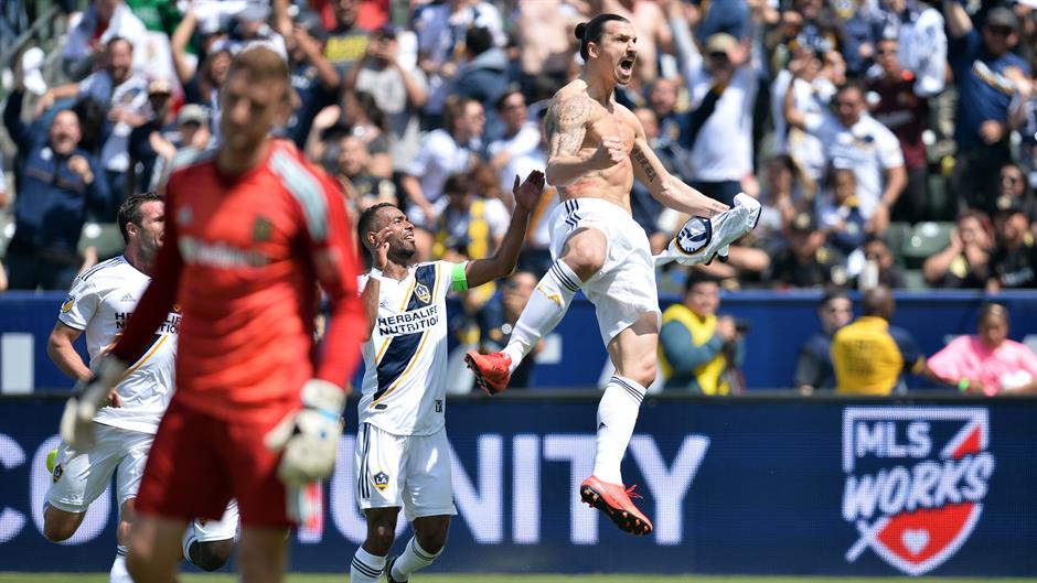2018-03-31T204624Z_12113409_NOCID_RTRMADP_3_MLS-LOS-ANGELES-FC-AT-LOS-ANGELES-GALAXY