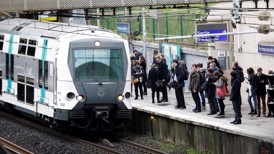 2018-04-03T080804Z_875790930_RC169DD09360_RTRMADP_3_FRANCE-REFORM-SNCF-STRIKE
