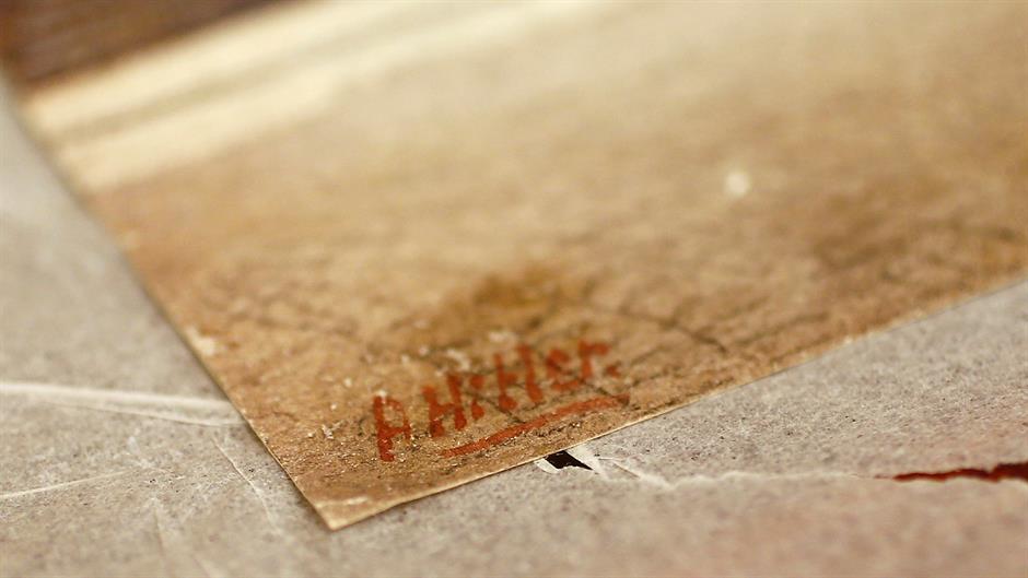 2018-04-05T100651Z_950645975_RC13681D7B10_RTRMADP_3_GERMANY-AUCTION-HITLER