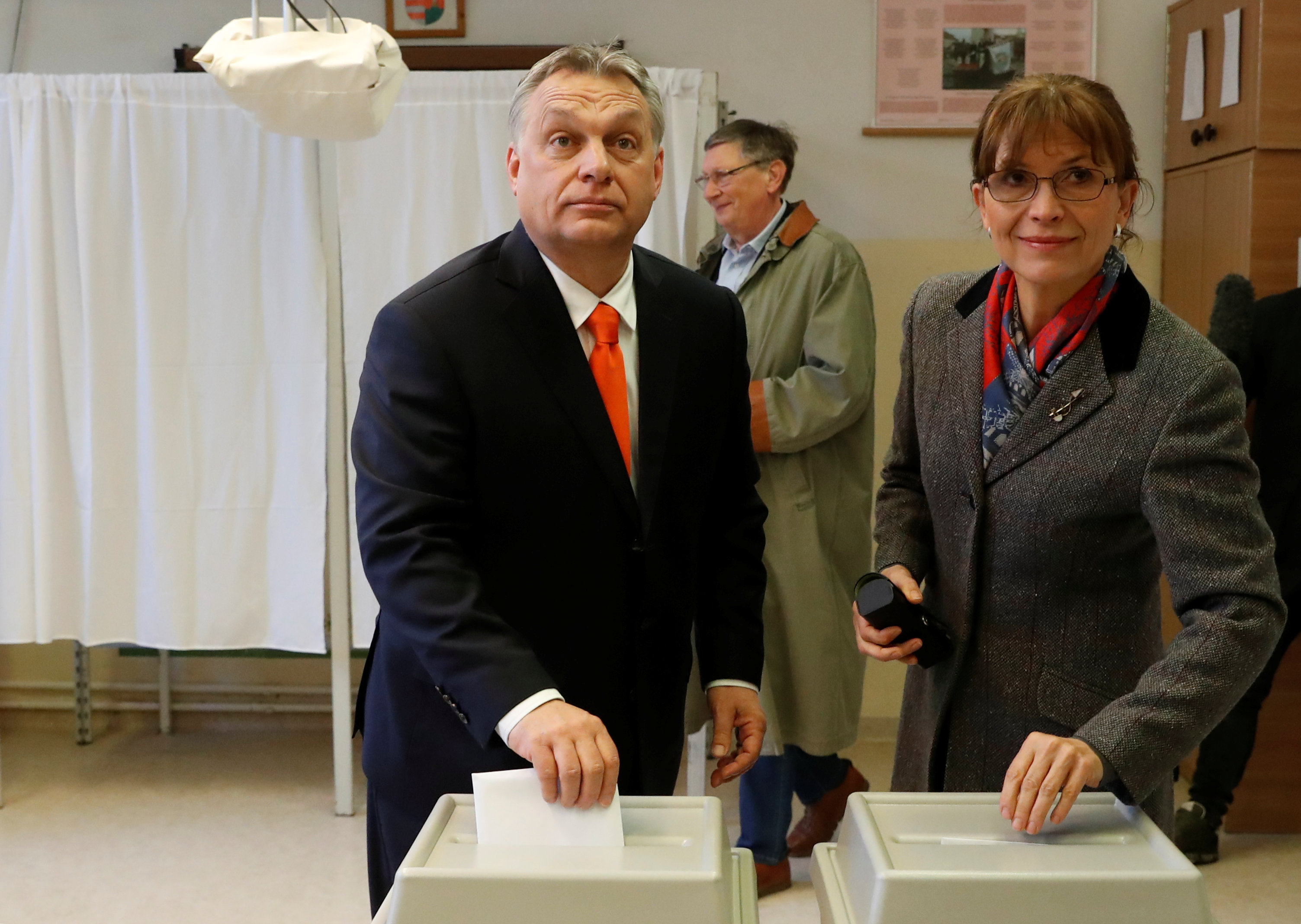 2018-04-08T055424Z_1957231924_RC1F35B8B590_RTRMADP_3_HUNGARY-ELECTION-ORBAN-VOTING