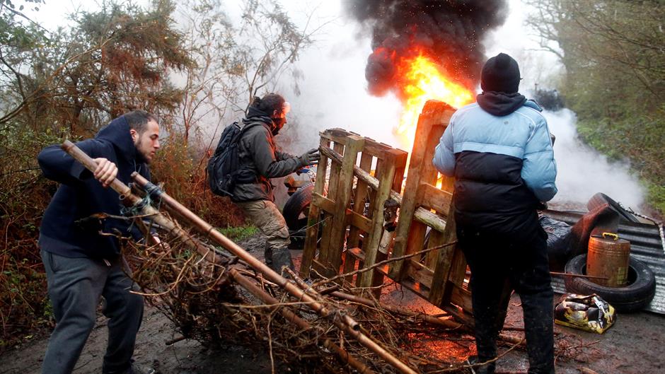 2018-04-09T062034Z_1171358762_RC11F7CA5EF0_RTRMADP_3_FRANCE-AIRPORT-SQUATS