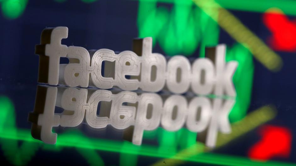 2018-04-12T201501Z_477182854_RC1D8D344CB0_RTRMADP_3_EU-INTERNET-FAKENEWS