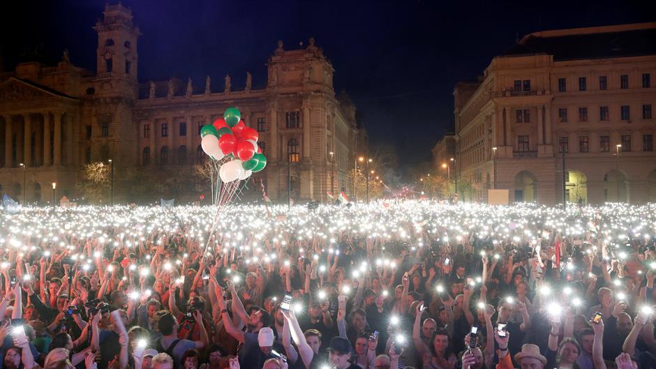 2018-04-14T184303Z_1185025580_RC12F3571700_RTRMADP_3_HUNGARY-ELECTION-PROTESTS
