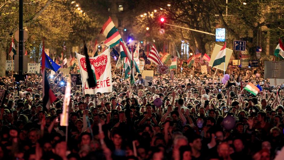 2018-04-14T184929Z_1158774714_RC110AEA45E0_RTRMADP_3_HUNGARY-ELECTION-PROTESTS