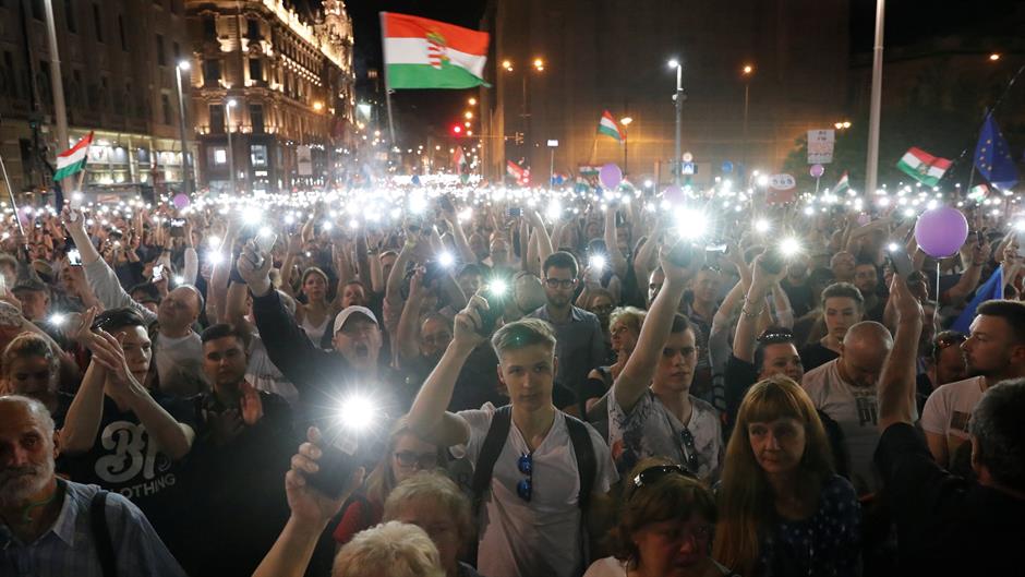 2018-04-21T191148Z_447288983_RC1A9A07E560_RTRMADP_3_HUNGARY-PROTEST