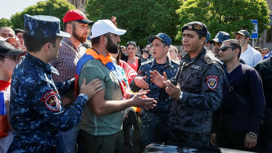 2018-05-02T064849Z_956596156_RC1C4FE8FC80_RTRMADP_3_ARMENIA-POLITICS-PROTESTS