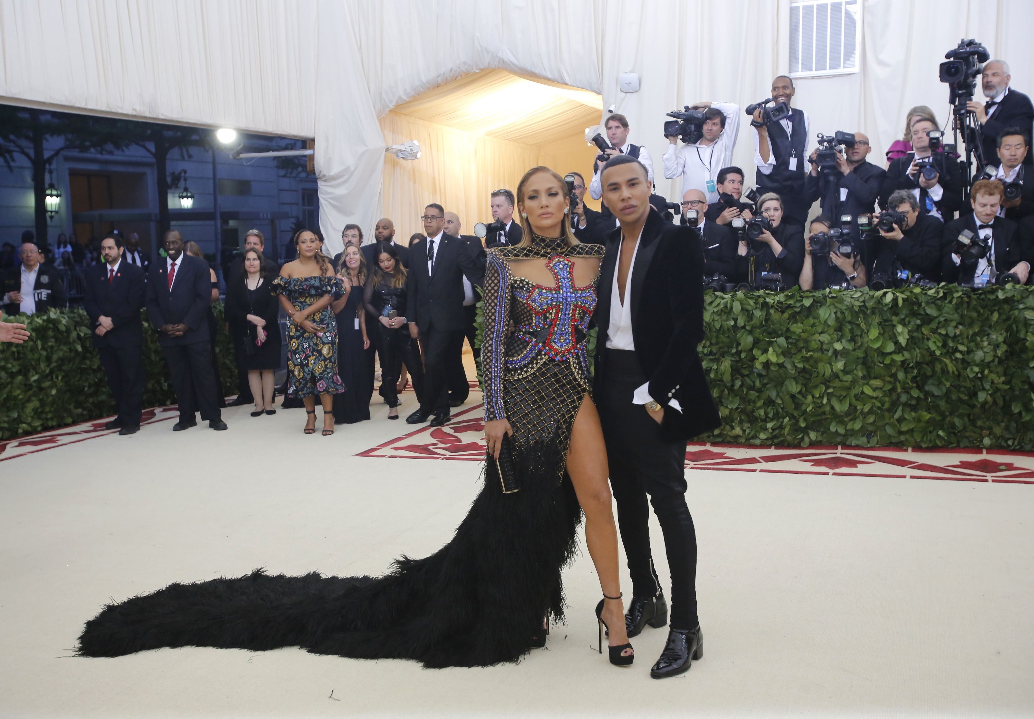 2018-05-08T022416Z_192945782_HP1EE5806OFMU_RTRMADP_3_MET-GALA