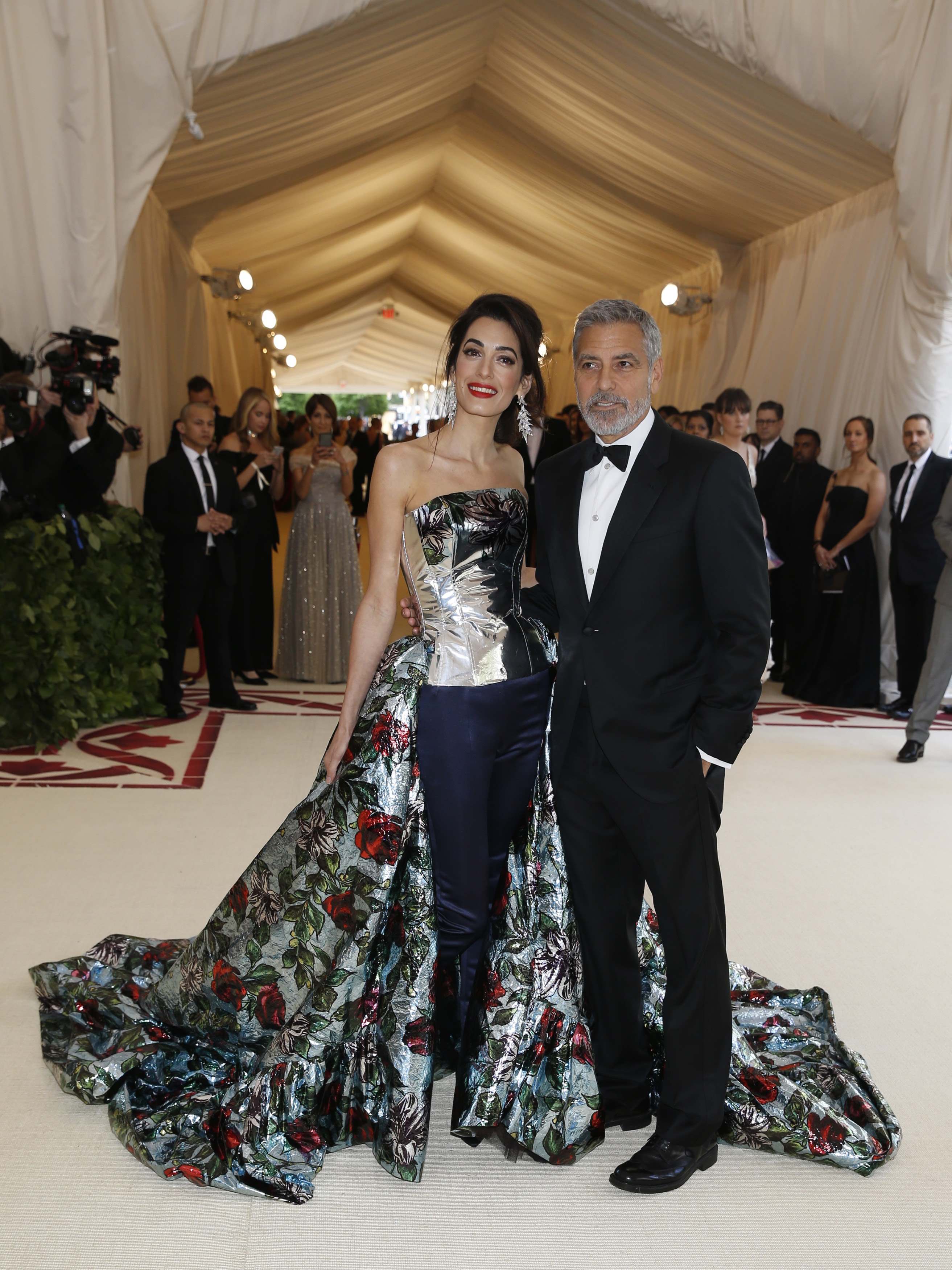 2018-05-08T030503Z_2023048576_HP1EE5808KEQ2_RTRMADP_3_MET-GALA