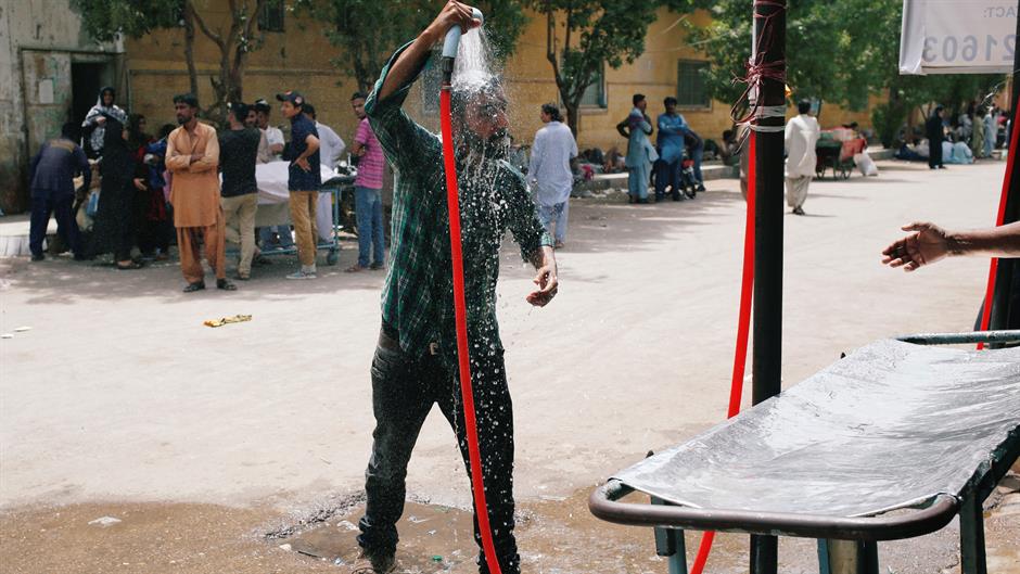 2018-05-20T113145Z_959582398_RC1A8A380500_RTRMADP_3_PAKISTAN-HEATWAVE