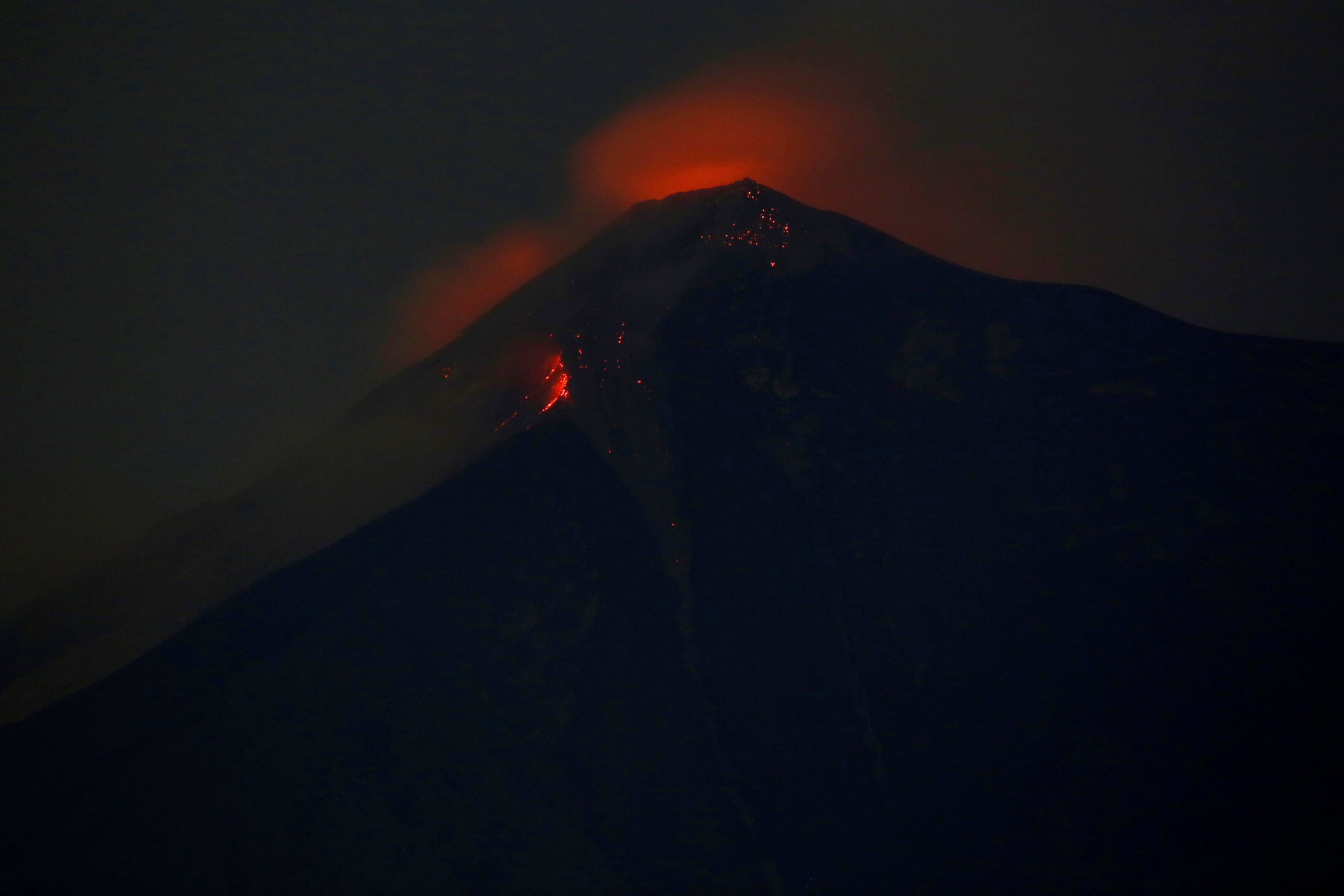 2018-06-04t053417z-1241456028-rc19a1cbe840-rtrmadp-3-guatemala-volcano-144913.jpeg