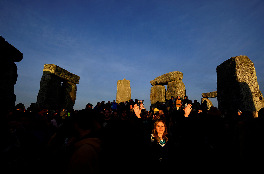 2018-06-21T070502Z_105493107_RC187DCDB500_RTRMADP_3_SUMMER-SOLSTICE-BRITAIN