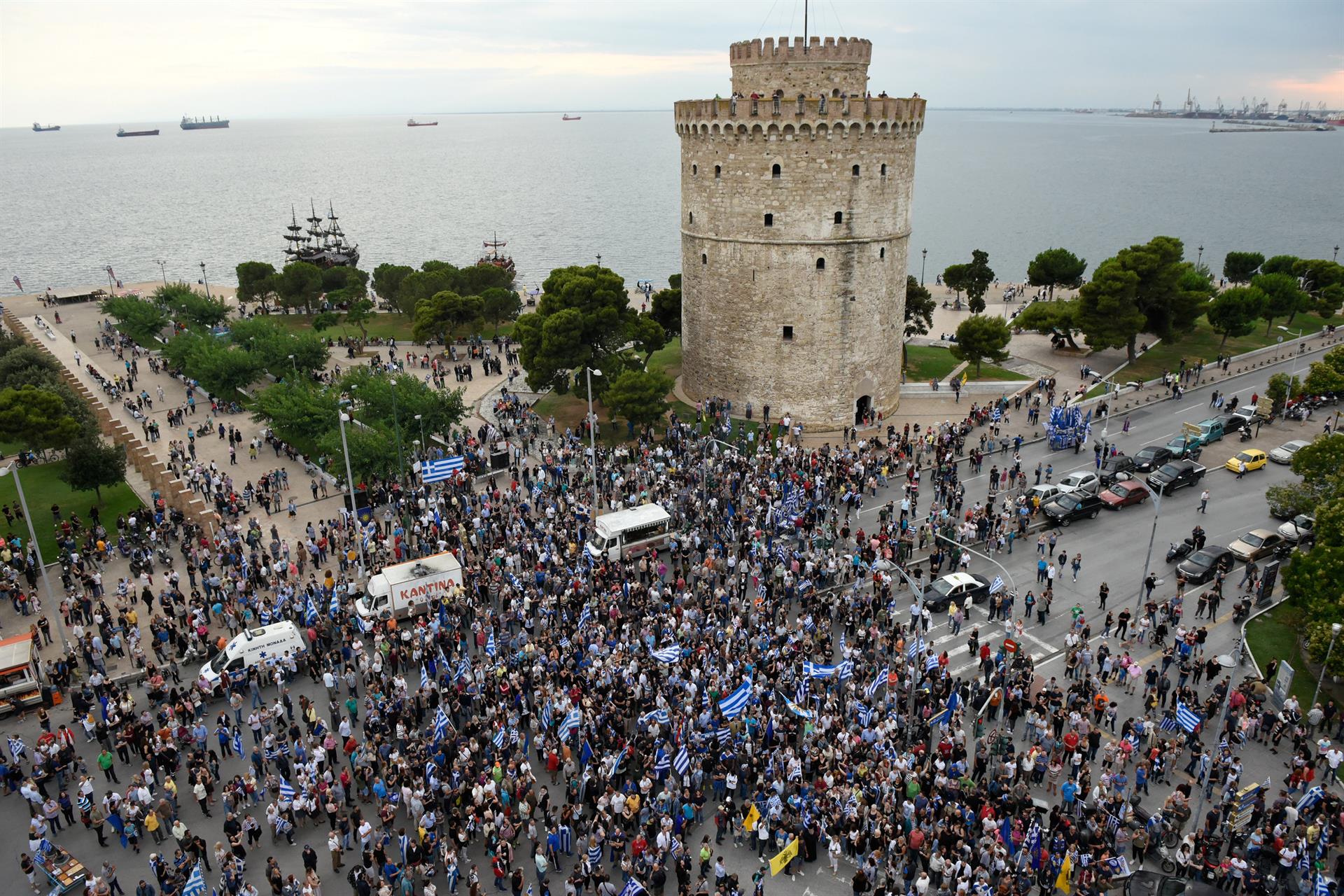 2018-06-24T204506Z_1838049856_RC1F2A062D30_RTRMADP_3_GREECE-MACEDONIA-NAME-PROTESTS