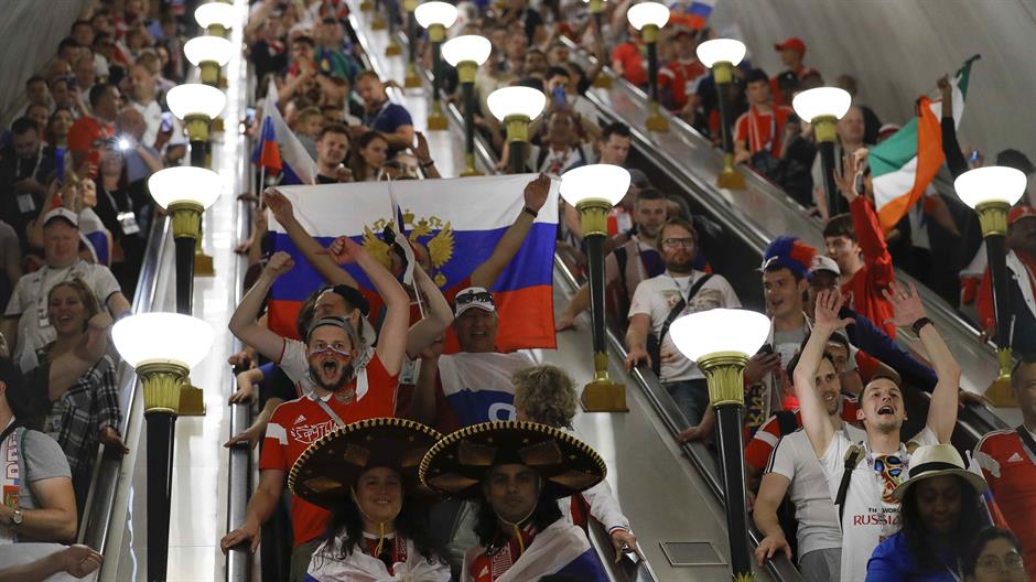 2018-07-01T185753Z_1902122556_UP1EE711GOG5Y_RTRMADP_3_SOCCER-WORLDCUP-ESP-RUS-FANS-REACTIONS