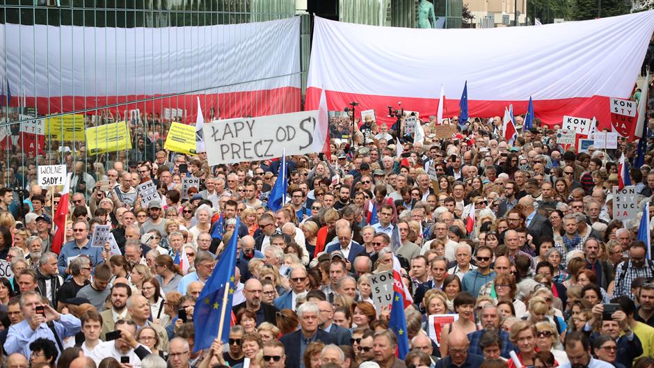 2018-07-04T073359Z_1336134435_RC1B98782120_RTRMADP_3_EU-POLAND