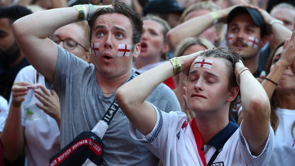 2018-07-11T183847Z_430905036_RC155ACB7690_RTRMADP_3_SOCCER-WORLDCUP-CRO-ENG-FANS(1)
