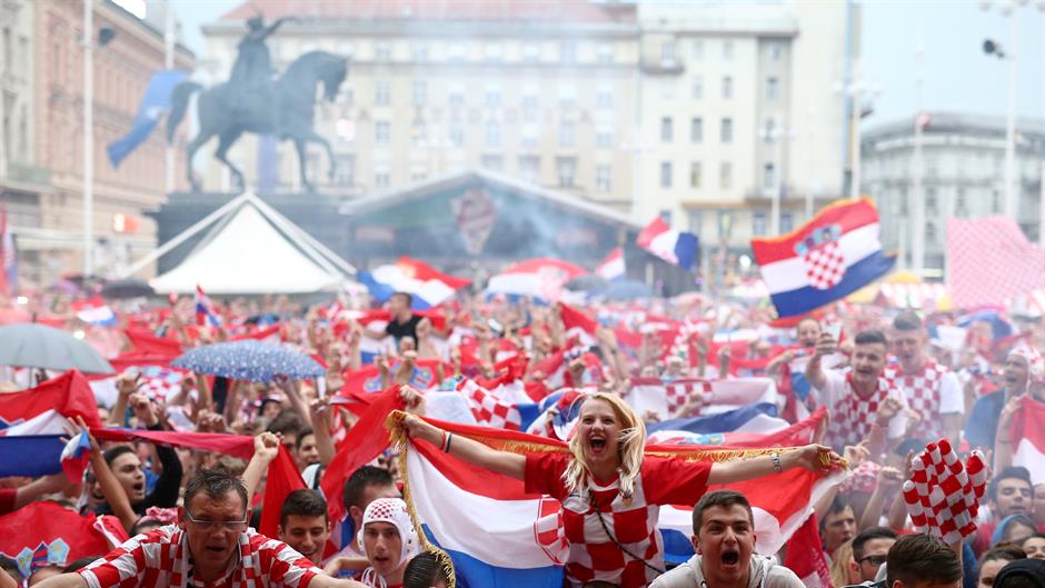 2018-07-11T184448Z_80961981_RC163DF89E90_RTRMADP_3_SOCCER-WORLDCUP-CRO-ENG-FANS