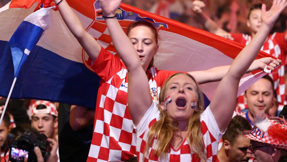 2018-07-11T211654Z_703850879_RC153F8971A0_RTRMADP_3_SOCCER-WORLDCUP-CRO-ENG-FANS