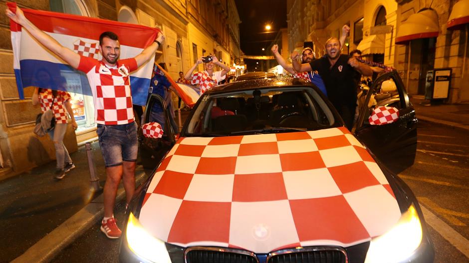 2018-07-12T151005Z_1466893072_RC1BC099E010_RTRMADP_3_SOCCER-WORLDCUP-CRO-ENG-CROATIA