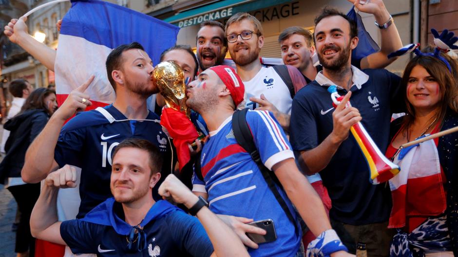 2018-07-15T194342Z_1624463350_RC175AA63A70_RTRMADP_3_SOCCER-WORLDCUP-FINAL-FRANCE-FANS