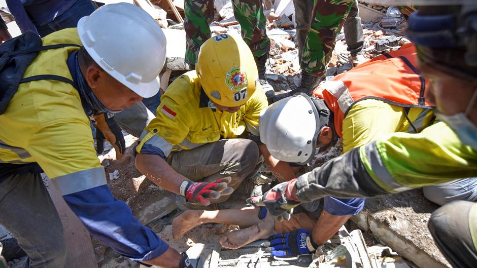 2018-08-07T092245Z_1796368039_RC1FB161E570_RTRMADP_3_INDONESIA-QUAKE