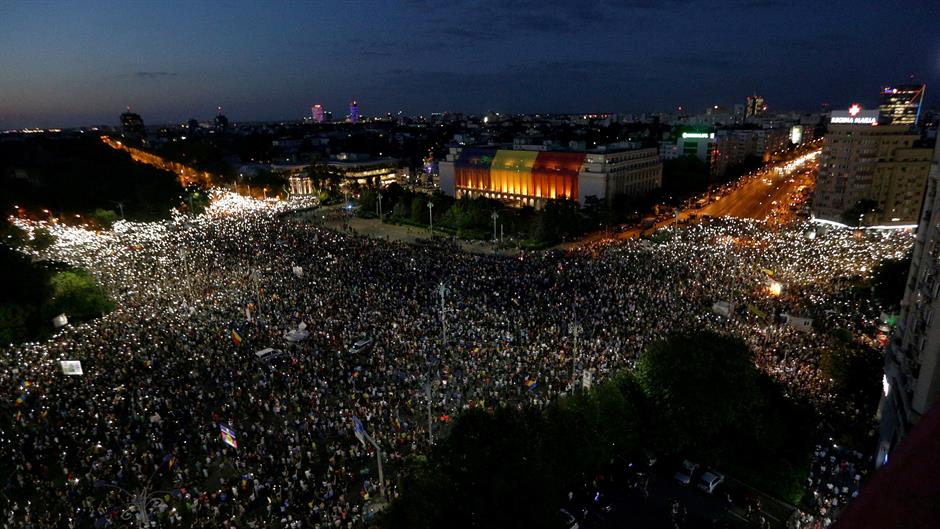 2018-08-10T195852Z_1376209070_RC13505A1C40_RTRMADP_3_ROMANIA-PROTESTS