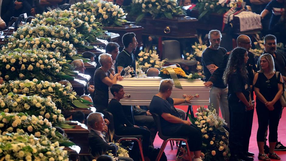 2018-08-18T095531Z_1424089702_RC1735499ED0_RTRMADP_3_ITALY-MOTORWAY-COLLAPSE-FUNERAL