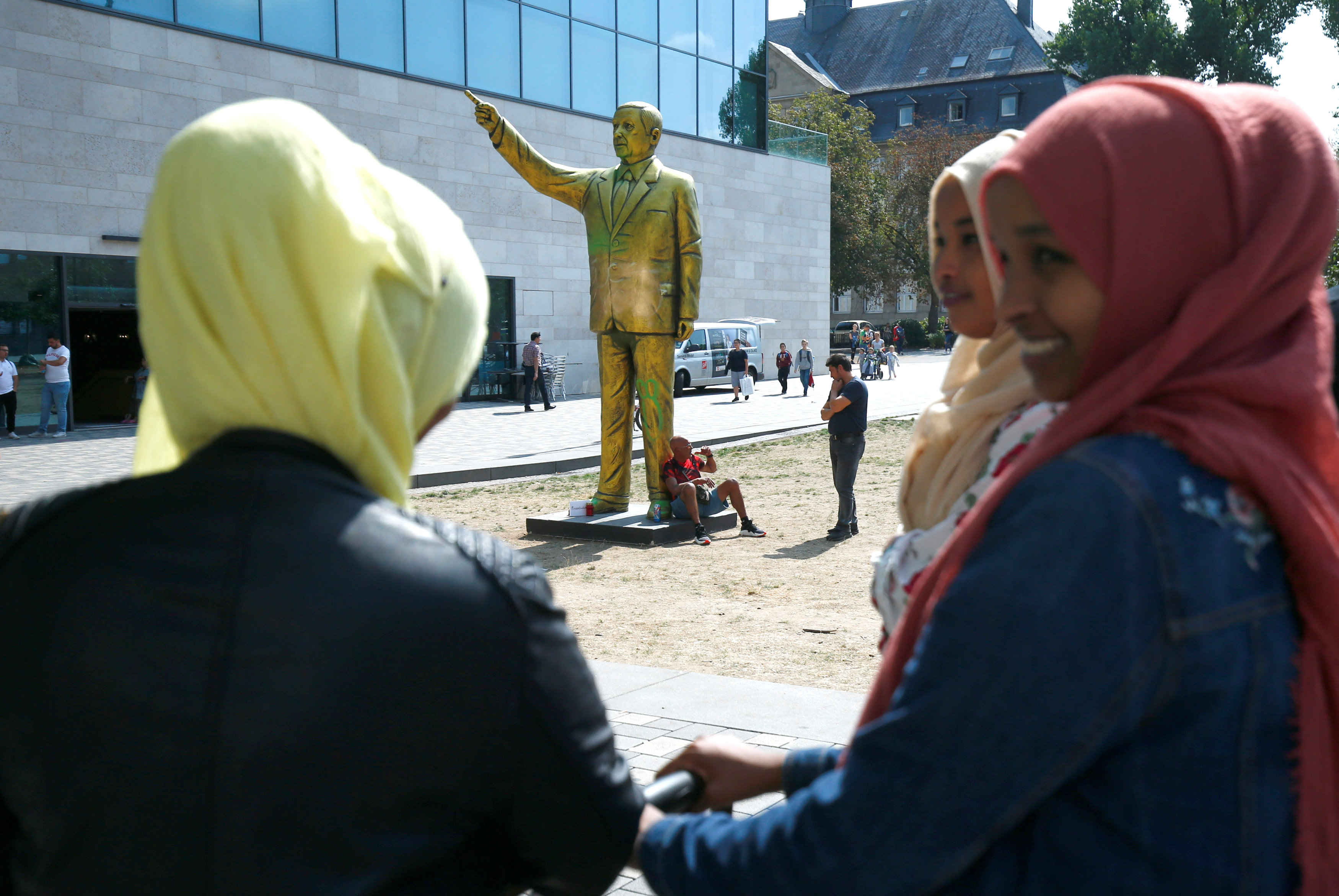 2018-08-28T121700Z_885053616_RC1826E23200_RTRMADP_3_GERMANY-TURKEY-STATUE