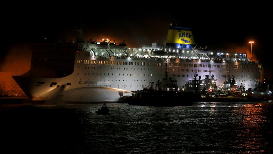 2018-08-29T012740Z_1489890411_RC111B4EBD30_RTRMADP_3_GREECE-FERRY-FIRE