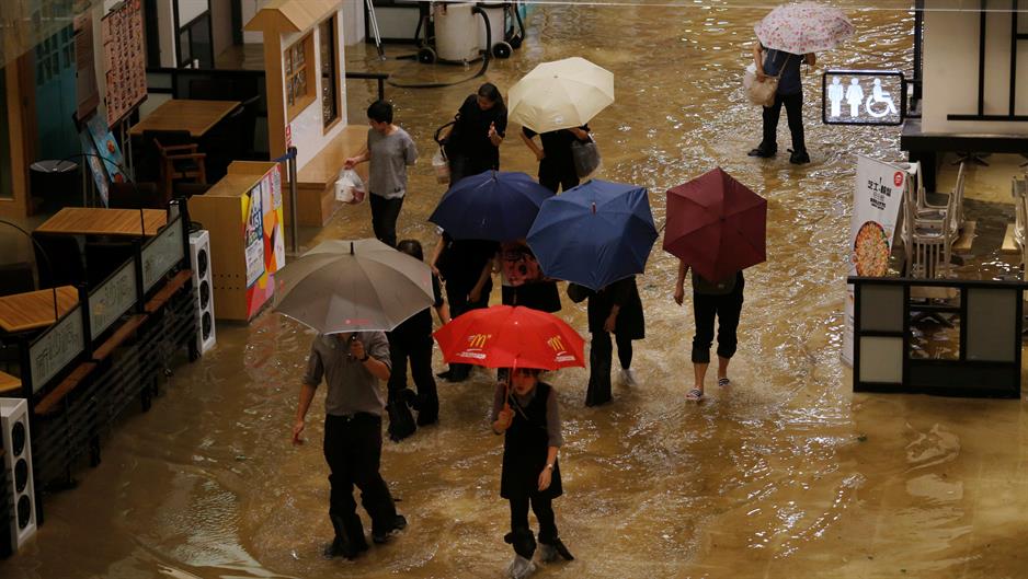 2018-09-16T070901Z_2063831607_RC1ACF17B220_RTRMADP_3_ASIA-STORM-HONGKONG