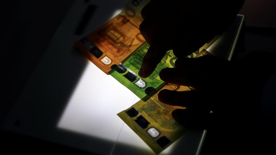 2018-09-17T124314Z_891768614_RC1933869260_RTRMADP_3_ECB-POLICY-BANKNOTES