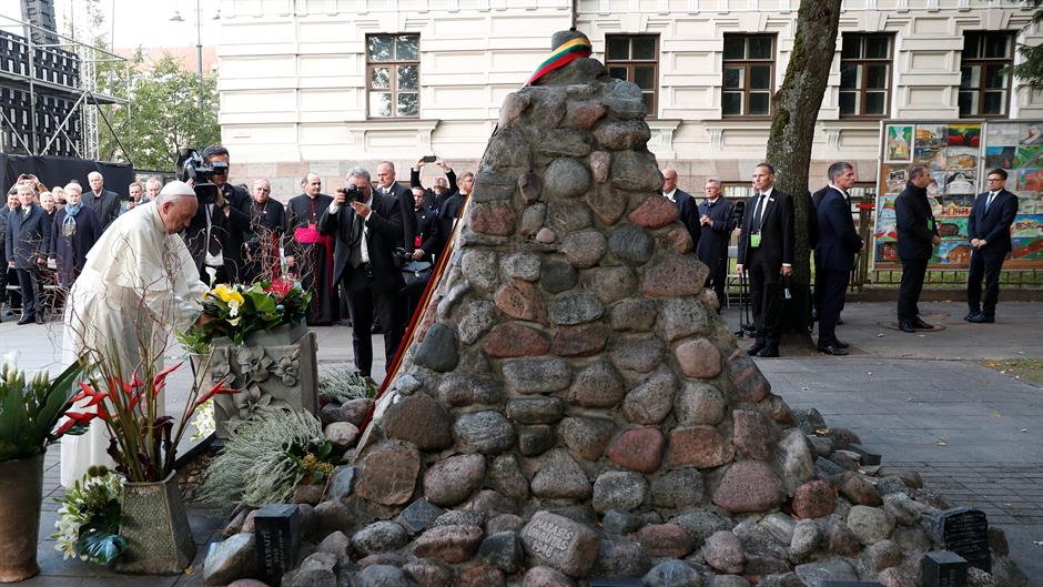 2018-09-23T152104Z_300987336_RC1596424230_RTRMADP_3_POPE-BALTIC-LITHUANIA-POPE-HOLOCAUST
