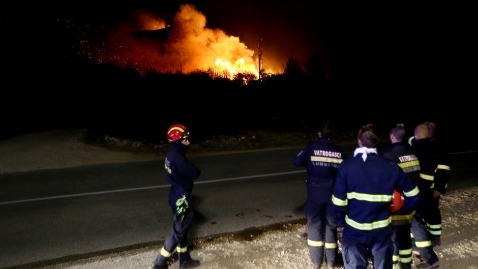 2018-09-25T204652Z_1092031975_RC158552AE40_RTRMADP_3_CROATIA-FIRE