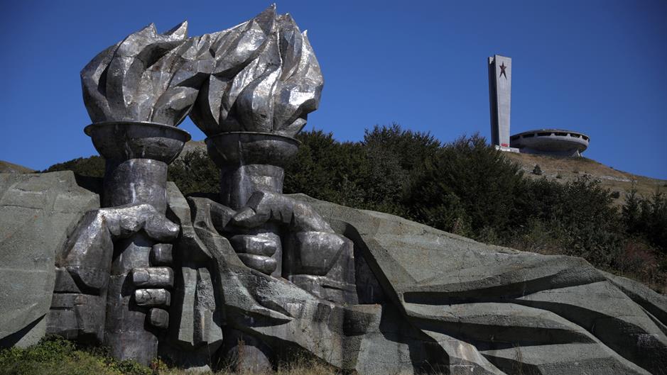 2018-09-27T123524Z_1801432778_RC11E752B8D0_RTRMADP_3_BULGARIA-MONUMENT