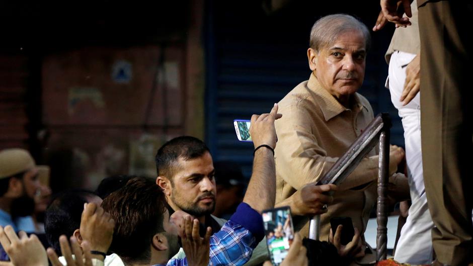 2018-10-05T120613Z_568632319_RC1612272F10_RTRMADP_3_PAKISTAN-POLITICS