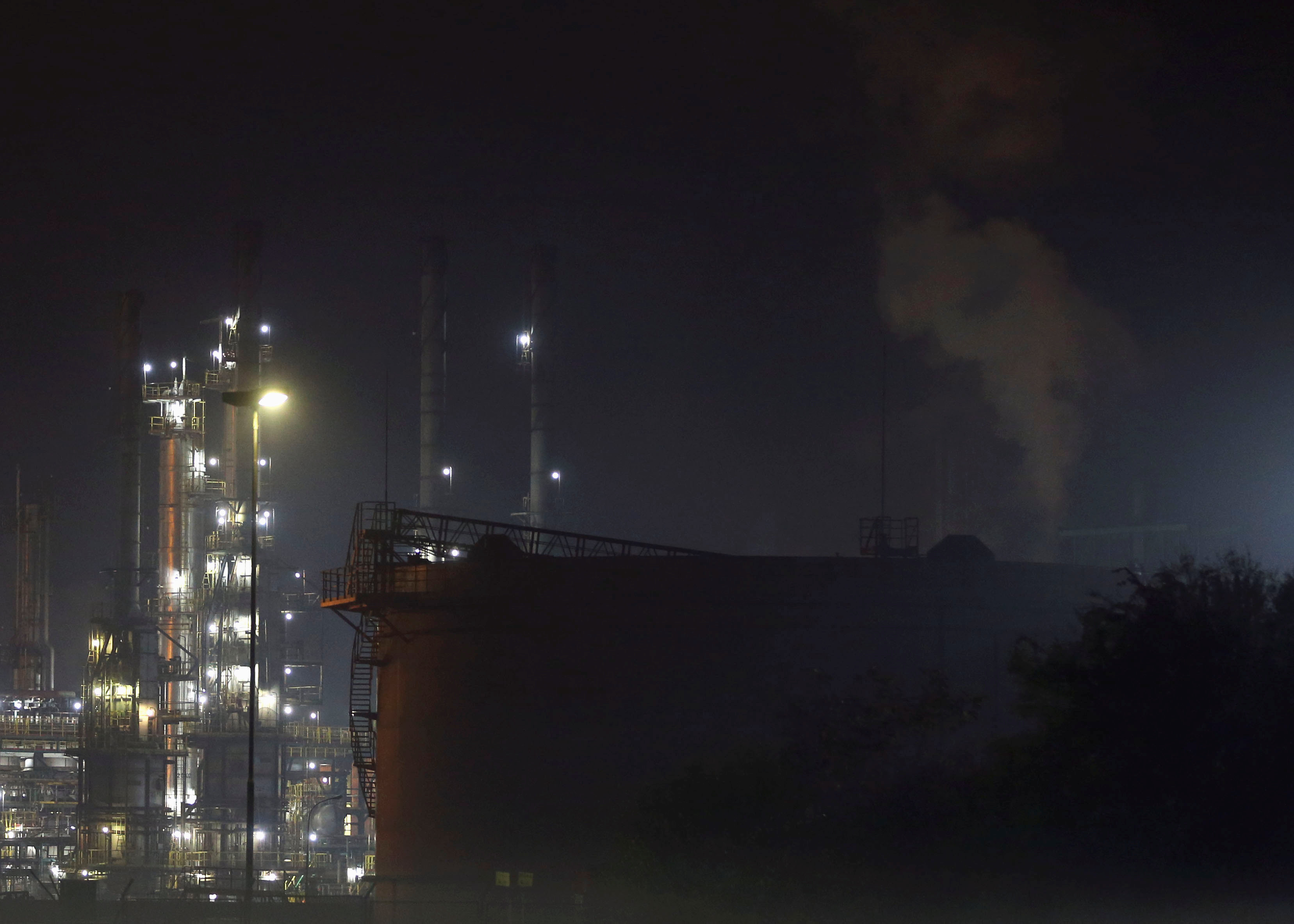 2018-10-09T224958Z_1059098355_RC18D0D4B970_RTRMADP_3_BOSNIA-REFINERY