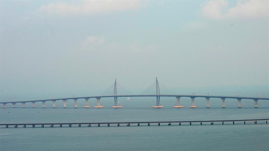 2018-10-22T120529Z_1771863930_RC1B2BB42B00_RTRMADP_3_CHINA-HONGKONG-BRIDGE