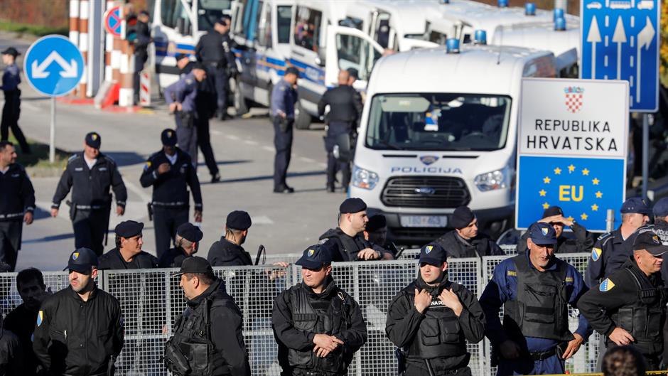 2018-10-24T142925Z_482214551_RC1C9B4F2530_RTRMADP_3_EUROPE-MIGRANTS-BOSNIA