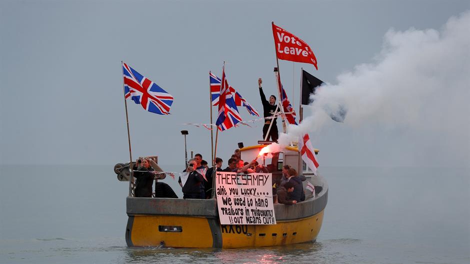 2018-11-15T142246Z_124574451_RC19E3DEB580_RTRMADP_3_BRITAIN-EU-27