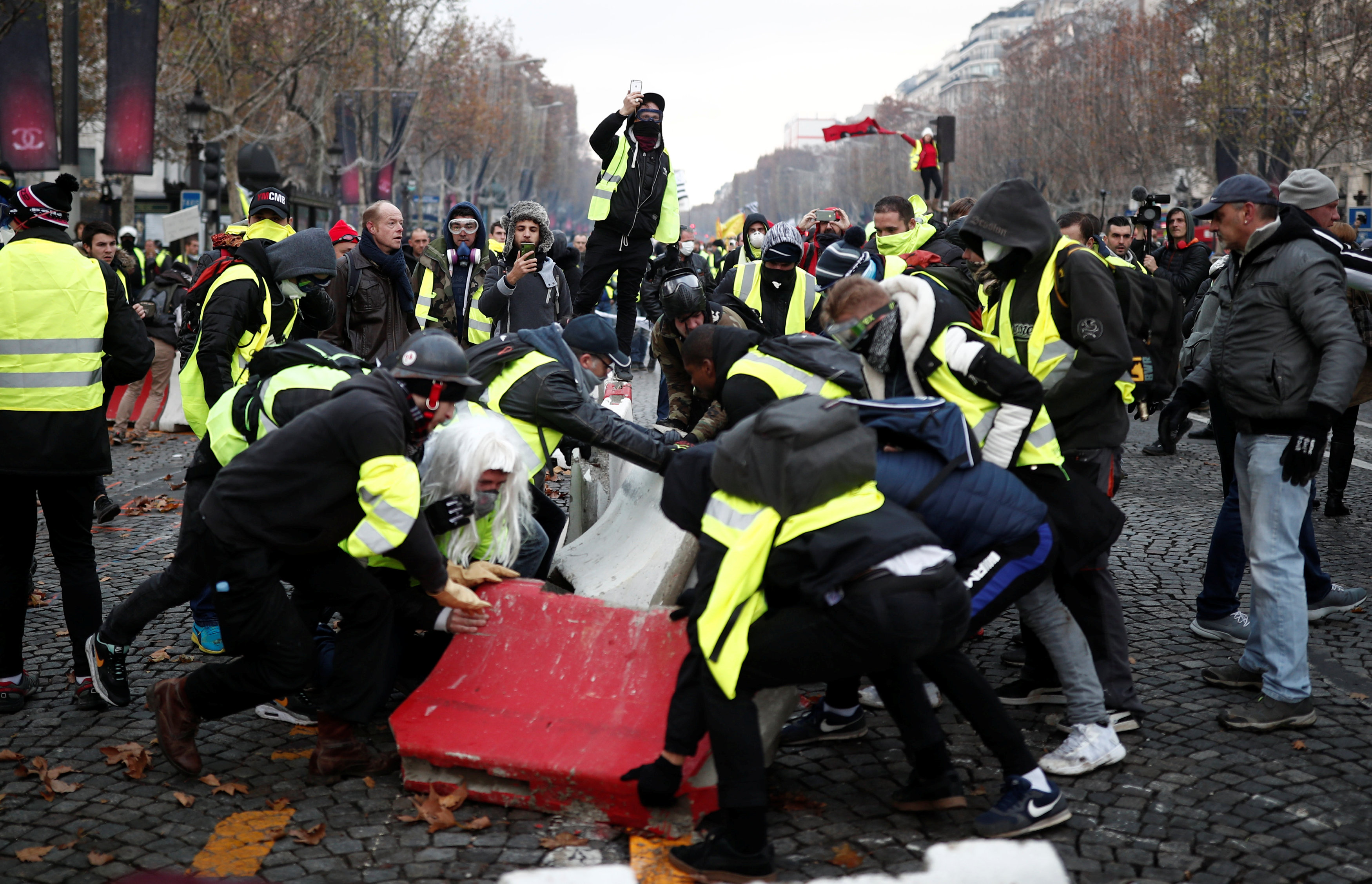 2018-11-24t105035z-1206188507-rc14951c20a0-rtrmadp-3-france-protests-156843.jpeg