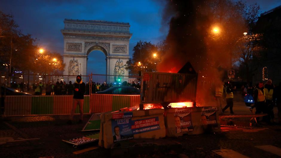 2018-11-24T170417Z_1496202729_RC15AEF9C4C0_RTRMADP_3_FRANCE-PROTESTS