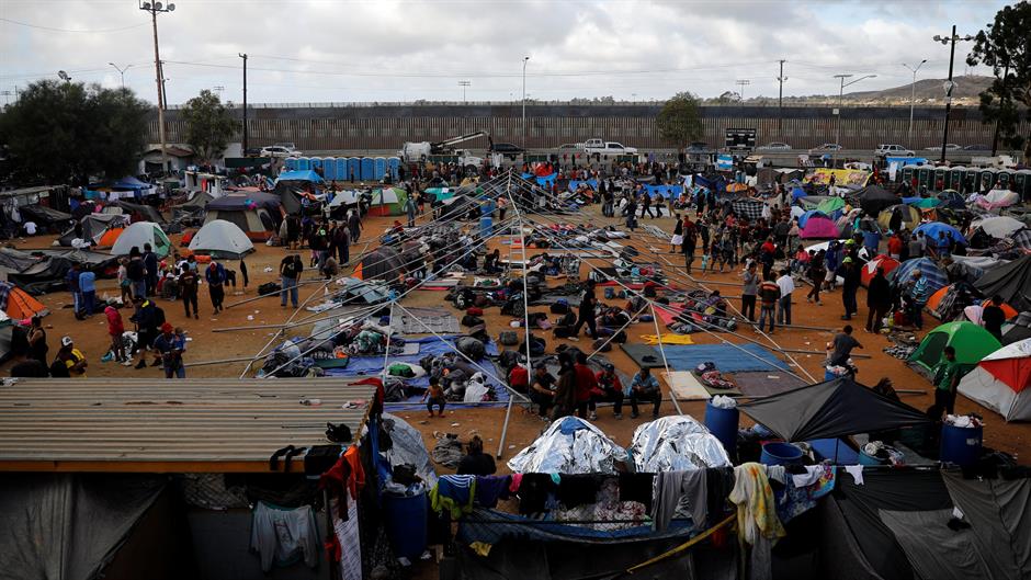 2018-11-25T011425Z_239631663_RC1CF0919600_RTRMADP_3_USA-IMMIGRATION-CARAVAN