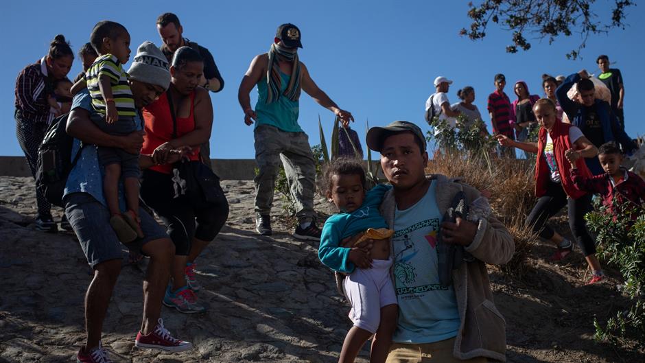 2018-11-26T043918Z_1978004281_RC1E9B2161B0_RTRMADP_3_USA-IMMIGRATION-CARAVAN