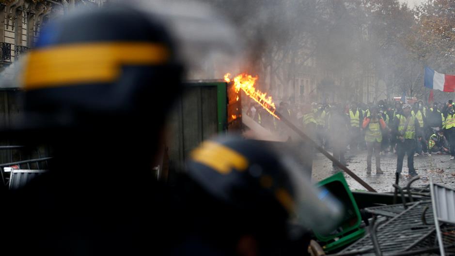 2018-12-01T121658Z_1176076778_RC1BB4B37A50_RTRMADP_3_FRANCE-PROTESTS