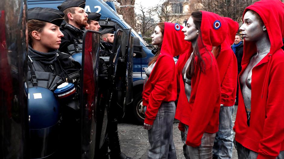 2018-12-15T100132Z_1592989537_RC168DCB6F20_RTRMADP_3_FRANCE-PROTESTS