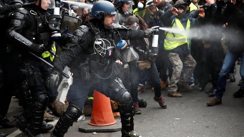 2018-12-15T131129Z_1780379177_RC18B10AD580_RTRMADP_3_FRANCE-PROTESTS